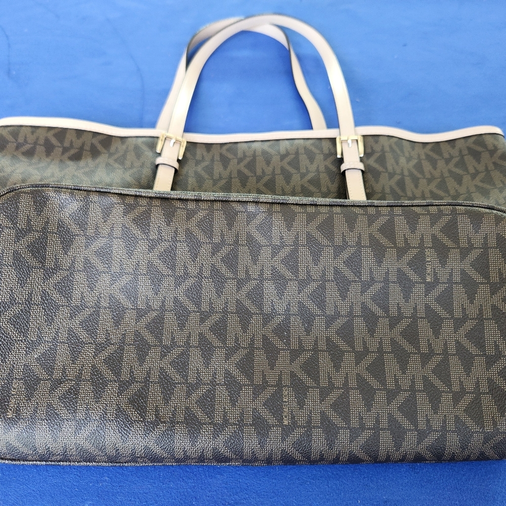 Michael Kors Signature Tote...Nearly perfect! - Picture 6 of 8